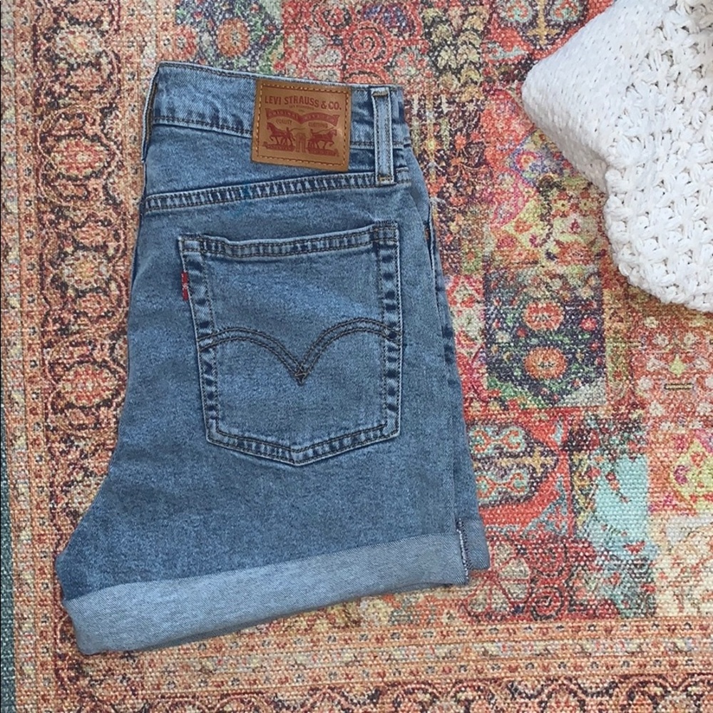 Levi’s High Rise Wedgie Short - Size 28
